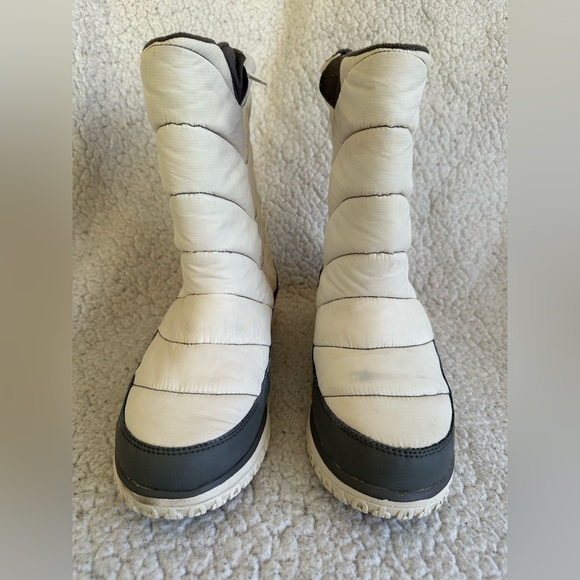 LL BEAN Women's Quilted Winter Snow Boots in Off-White and Gray - Picture 2 of 7